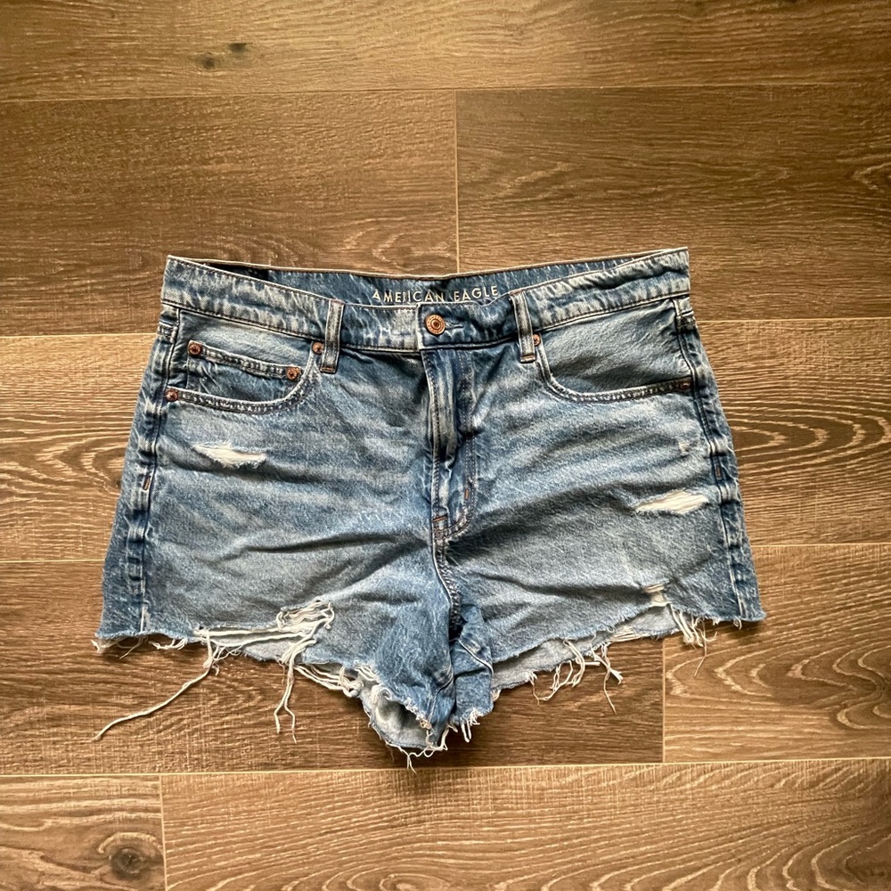 AE medium wash 90s boyfriend short